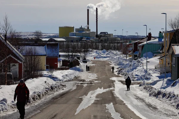 Kiruna Suécia Pessoas Andando Uma Rua Nevada Uma Seção Industrial — Fotografia de Stock