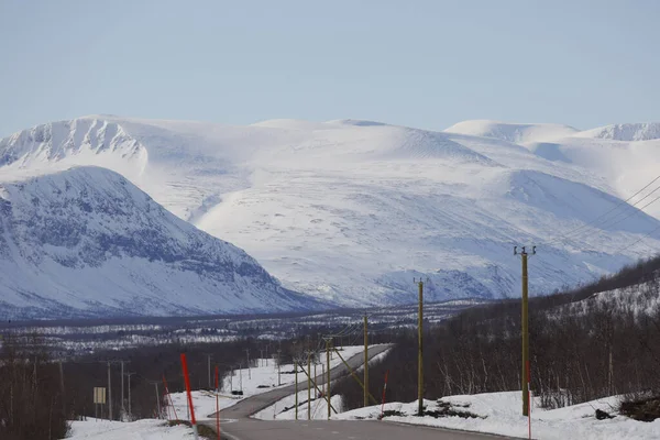 Nikkaluokta Schweden Eine Straße Durch Die Berge Der Arktischen Landschaft — Stockfoto