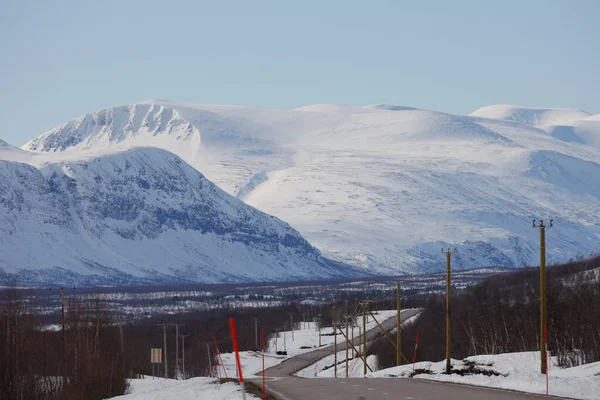 Nikkaluokta Schweden Eine Straße Durch Die Berge Der Arktischen Landschaft — Stockfoto