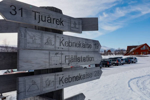 Nikkaluokta Suecia Signos Madera Puesto Avanzado Paisaje Ártico Que Muestra — Foto de Stock