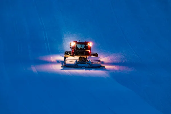 瑞典基律纳 一只雪猫在一个滑雪斜坡上的夜晚 — 图库照片