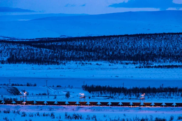 Kiruna Sverige Utsikt Över Lkab Järnmalmsgruva Natten Och Järnmalmståget Som — Stockfoto