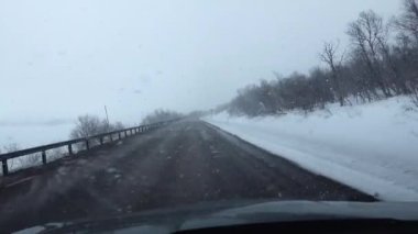 Kiruna, İsveç Kuzey İsveç 'in kuzey kutup bölgesinde araba sürüyor