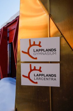 Gallivare, İsveç İsveç 'te Lapplands Spor Salonu ya da Lapland Lisesi yazan bir tabela..