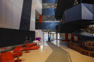 Gallivare, İsveç. Kunskapshuset 'in içinde elektrikli süpürgesi olan bir hademe. Laponya Lisesi' nde bir bina..