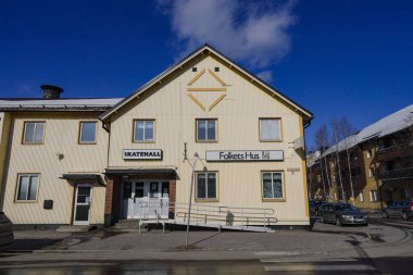 Gallivare, İsveç şehir merkezinde küçük bir ev halk merkezi ve kaykay salonu olarak kullanılıyor. İsveççe 'de kaykay salonu ve halk merkezi yazıyor..