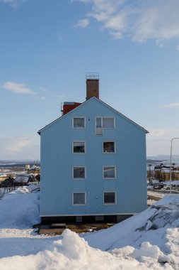 Kiruna, İsveç, Baharda kar yığınlarıyla dolu bir apartman..