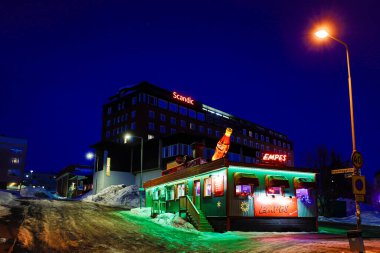 Kiruna, İsveç, Empes, geceleri şehir merkezinde bir caddede bir büfe..