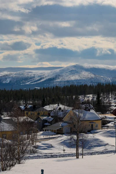 Gallivare Sverige Utsikt Över Bostadshus Och Snötäckta Fjäll — Stockfoto