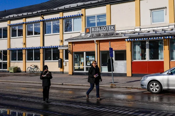 Gallivare Szwecja Matka Córka Opuszczają Bibliotekę Publiczną Książkami Bibliotek Jest — Zdjęcie stockowe