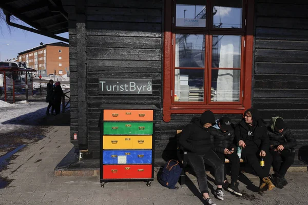 Gallivare Suécia Jovens Adolescentes Depois Escola Ficam Estação Trem Lado — Fotografia de Stock