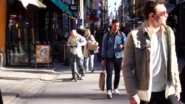 Stockholm Zweden Voetgangers Wandelen Langs Drottninggatan Een Autovrije Voetgangersstraat Het — Stockvideo