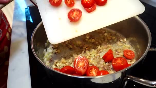 Hackade Tomater Vitlök Och Sardeller Tillsätts Stekpanna För Att Göra — Stockvideo
