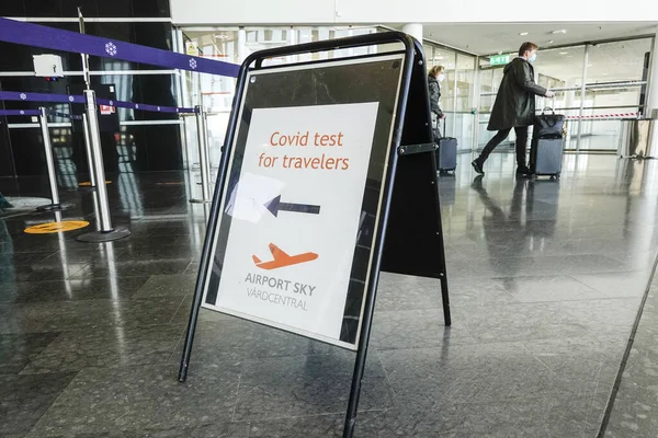 Sztokholm Szwecja Znak Wskazujący Obiekt Którym Podróżni Mogą Zrobić Testy — Zdjęcie stockowe