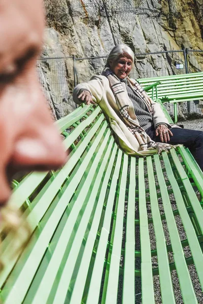 Стокгольм Швеция Две Женщины Сидящие Скамейке Парке Солнце — стоковое фото
