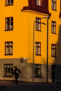 Stockholm, İsveçli yayalar Midsommarkransen civarında yürüyorlar..