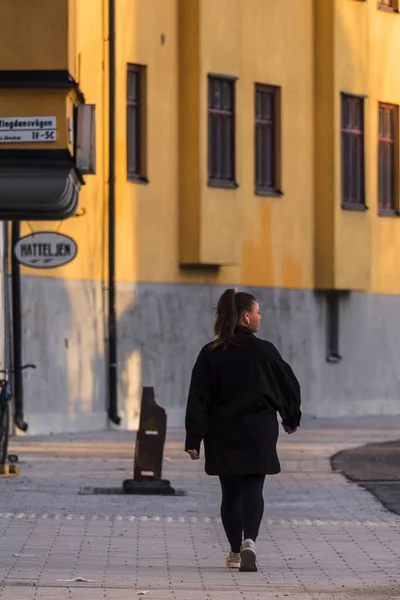 Stoccolma Svezia Pedoni Che Camminano Nel Quartiere Midsommarkransen — Foto Stock