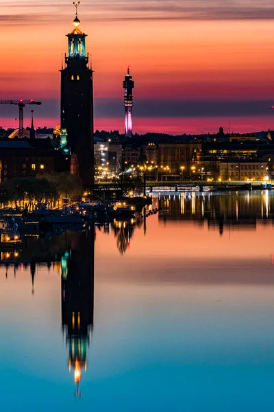 瑞典斯德哥尔摩市政厅黎明时分的斯德哥尔摩天际线 — 图库照片