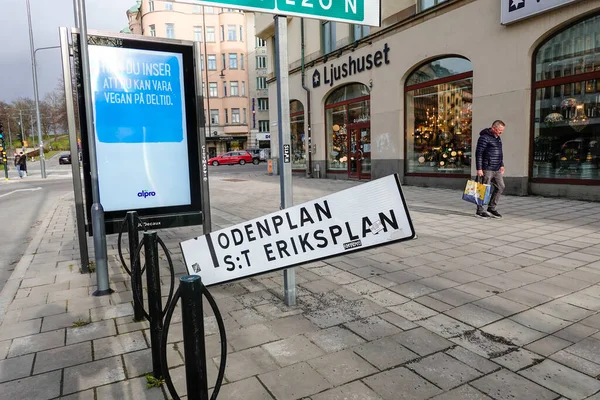 Stockholm Zweden Een Man Loopt Langs Een Kapot Straatbord Voor — Stockfoto