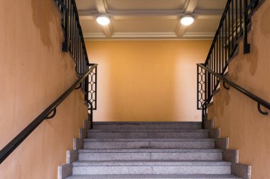 Stockholm, İsveç. Atlasgatan ile Sankt Eriksgstan arasında halka açık bir merdiven boşluğu..