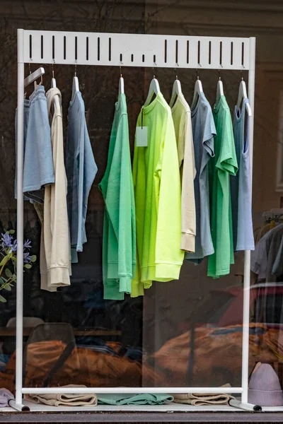 Stockholm Schweden Ein Regal Mit Shirts Einem Schaufenster — Stockfoto