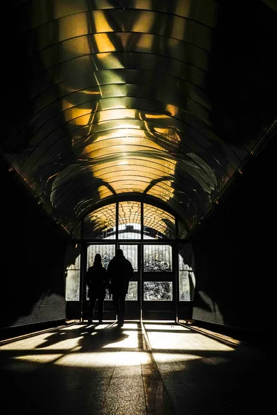 Estocolmo Suécia Pedestres Caminhando Para Luz Sol Túnel Brunkebergs Centro — Fotografia de Stock