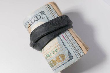 Lastik bantlı yüz dolarlık banknotlar.
