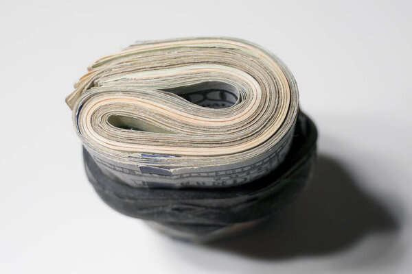 Ролл стодолларовых купюр с резинкой