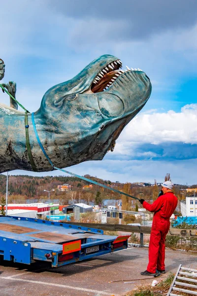 Estocolmo Suécia Uma Grande Figura Dinossauro Desmontada Parque Estacionamento Centro — Fotografia de Stock