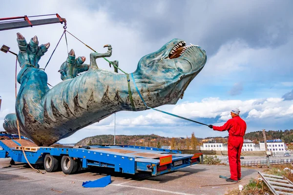 Stoccolma Svezia Una Grande Figura Dinosauro Viene Smantellata Parcheggio Centro — Foto Stock