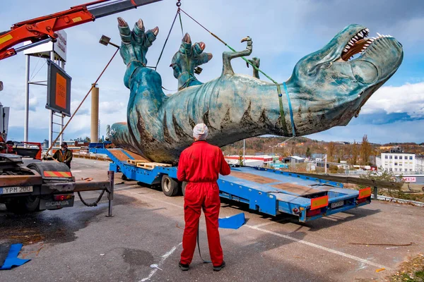 Estocolmo Suécia Uma Grande Figura Dinossauro Desmontada Parque Estacionamento Centro — Fotografia de Stock