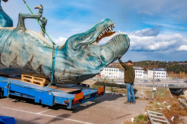 Estocolmo Suécia Uma Grande Figura Dinossauro Desmontada Parque Estacionamento Centro — Fotografia de Stock