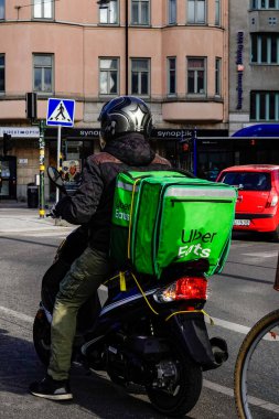 Stockholm, İsveç Gıda Teslimatı mobiletleri trafik ışığında durdu..