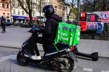 Stockholm, İsveç Gıda Teslimatı mobiletleri trafik ışığında durdu..