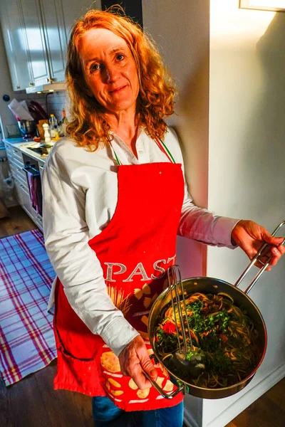 Uma Mulher Chef Posa Cozinha Com Avental Prato Espaguete — Fotografia de Stock