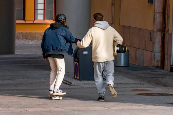 Стокгольм Швеція Молодий Скейтбордист Навчається Молодим Чоловіком — стокове фото