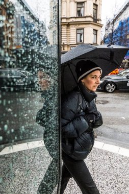 Stockholm, İsveç yayası Vasagatan 'da şemsiyesi var..