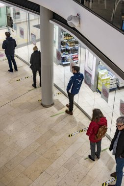 Stockholm, İsveç İnsanlar Systembolaget ya da içki dükkanının önünde kuyruğa girip sosyal mesafeler çiziyorlar