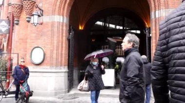 Stockholm, İsveç Halkı Ostermalms Saluhall gıda pazarına giriyor. 