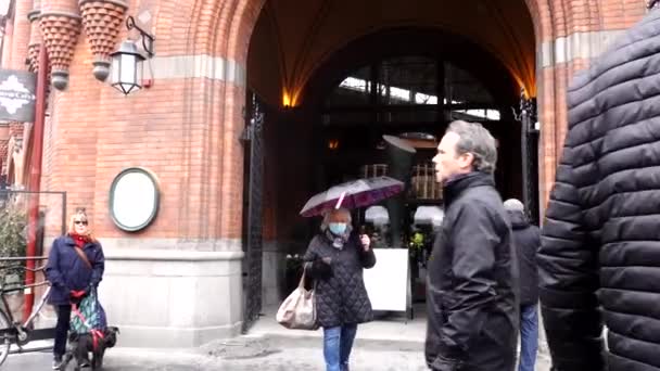 Estocolmo Suécia Pessoas Entrando Marco Mercado Alimentos Ostermalms Saluhall — Vídeo de Stock