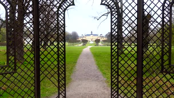 Stoccolma Svezia Una Donna Con Ombrello Visita Parco Del Palazzo — Video Stock