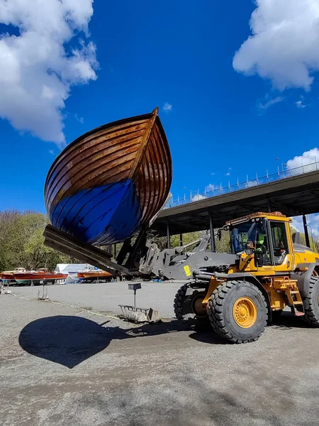 Estocolmo Suécia Bulldozer Levanta Barco Madeira Clássico Para Colocá Água — Fotografia de Stock