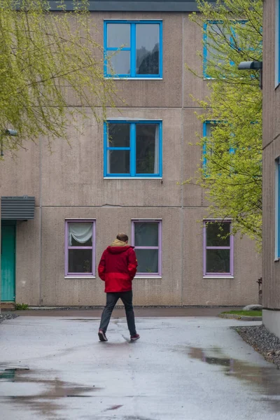 ストックホルム スウェーデンカラフルな窓枠を持つコンクリート製の箱で作られたSolna郊外のKungshamra学生住宅地区を歩く人々 — ストック写真
