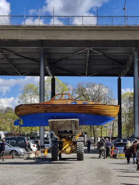 Stockholm Bulldozer Lyfter Klassisk Träbåt För Att Sätta Den Vattnet — Stockfoto