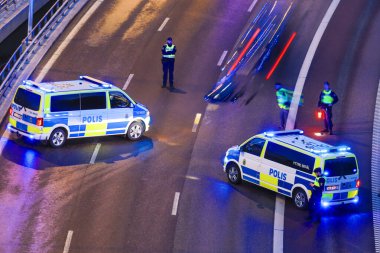 Stockholm, İsveç polis minibüsleri gece kontrol için Essingleden otoyolunu kapatıyor.
