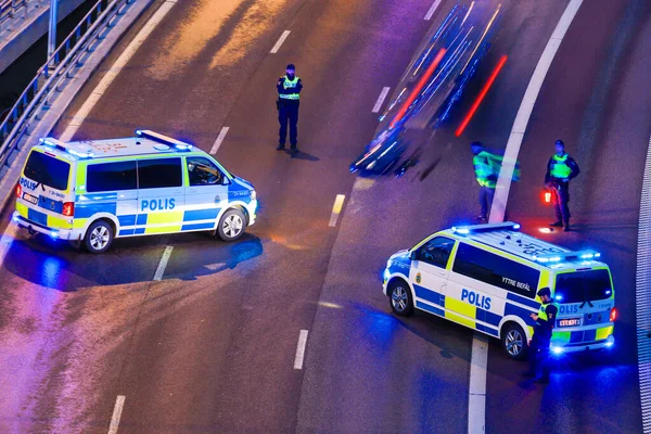 Stockholm, İsveç polis minibüsleri gece kontrol için Essingleden otoyolunu kapatıyor.
