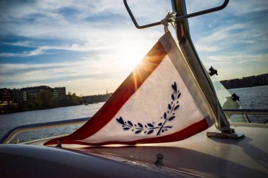 Stockholm, İsveç Bir tekne kulübü Teğmen ya da gün batımında rüzgarda dalgalanan bayrak.