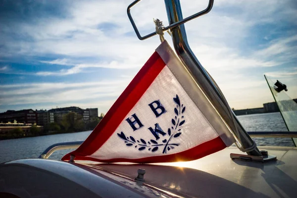 Estocolmo Suécia Barco Clube Insígnia Bandeira Batendo Vento Pôr Sol — Fotografia de Stock