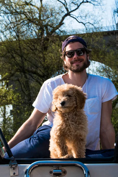 Stockholm Suède Jeune Homme Avec Caniche Bichon Sur Petit Bateau — Photo