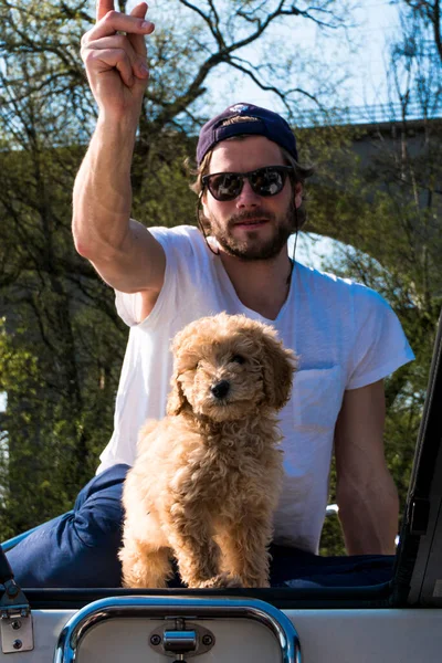 Stockholm Suède Jeune Homme Avec Caniche Bichon Sur Petit Bateau — Photo